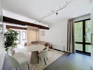 Droom jij van zorgeloos wonen in het hart van de stad? Dit gezellige en volledig bemeubelde studio appartement te huur in Antwerpen ligt in de sfeervolle Reyndersstraat. Met topzaken, gezellige terrassen en openbaar vervoer op wandelafstand geniet je hier van het ultieme stadsleven. Een uniek pand te huren op een toplocatie!<br /><br />Indeling van het appartement op de eerste verdieping zonder lift:<br /><br />-Woonkamer met slaapgedeelte (25 m²): Lichtrijke leefruimte, smaakvol bemeubeld en slim ingedeeld om te wonen en te slapen.<br />-Keuken: Ingerichte keuken voorzien van een ijskast, microgolfoven, kookvuur, spoelbak en een handige vaatwasser.<br />-Badkamer: Praktische badkamer uitgerust met een douche, toilet en een lavabomeubel.<br />-Berging: Handige opslagruimte met aansluiting voor zowel een wasmachine als een droogkast.<br /><br />Bijzonderheden:<br /><br />-Volledig bemeubeld en instapklaar<br />-huurprijs inclusief water en internet<br />-Uitstekende bereikbaarheid via openbaar vervoer, fiets en belangrijke uitvalswegen, velostation voor de deur!<br />-Gelegen in de historische binnenstad van Antwerpen<br />-EPC F<br /><br />Gelieve uw bezoek aan te vragen via de website van Dewaele
