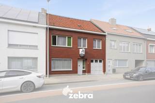 Bij de verkoop van deze woning wordt gewerkt met een <strong>START VANAF PRIJS.</strong><br />Elk prijsvoorstel hoger dan deze start vanaf prijs wordt voorgelegd aan de verkoper(s), die dit al dan niet kan aanvaarden.<br /><br />Op zoek naar een woning die u volledig naar uw eigen smaak kan renoveren? Deze woning, gelegen nabij verschillende invalswegen in Eernegem biedt tal van mogelijkheden voor wie graag de handen uit de mouwen steekt en droomt van een grote tuin. <br /><br />Bij het betreden van de woning komt u in de inkomhal. Wanneer u verder gaat vindt u op het gelijkvloers de woonkamer en de keuken met aansluitend een praktische kelder, de garage en de badkamer.<br /><br />Op de eerste verdieping bevindt zich de nachthal die toegang geeft tot vier slaapkamers en een toilet. Er is ook een zolder aanwezig.<br /><br />Buiten kan u genieten van een zeer ruime tuin met bijgebouwen die kunnen dienen als stockage, werkplaats ...<br />Bovendien is er in de woning reeds een gasaansluiting voorzien! <br /><br />Kortom, een woning met veel potentieel op een groot perceel en interessante ligging!<br /><br />Om u een beter beeld te geven van de mogelijkheden van dit appartement, werden enkele foto's virtueel ingericht.<br /><br /><strong>Bent u verder benieuwd naar deze woning?<br />Aarzel dan zeker niet en leg vandaag nog uw bezoek vast!</strong>