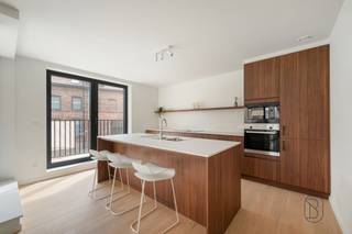 Op de hoek van de Kortrijkstraat en de Harelbeekstraat, vind je residentie Sint-Amandus: een prachtig nieuwbouwproject met 23 appartementen en 2 handelsruimtes. - Reeds 50% verkocht! - Dankzij de centrale ligging vlak bij de markt geniet je hier van alle voorzieningen binnen handbereik – van bakker en slager tot gezellige eetgelegenheden en winkels.<br /><br />De appartementen zijn ruim, licht en afgewerkt met duurzame kwaliteitsmaterialen. Grote raampartijen zorgen voor overvloedig daglicht en geven uit op een prachtige, groene binnentuin. De zonnige terrassen (tot wel 36 m²) bieden een heerlijke plek om te ontspannen met zicht op deze oase van rust.<br /><br /><br />Enkele sterke troeven:<br />- afwerking volledig naar eigen smaak en voorkeur<br />- energiezuinig en duurzaam<br />- mogelijkheid tot aankoop van een ondergrondse autostaanplaats met laadpunt<br />- winkels en faciliteiten op wandelafstand<br />- prachtige binnentuin als groene long<br /><br />✨ Bovendien kan je bij aankoop van dit appartement genieten van het verlaagde btw-tarief van 6% – een unieke kans om betaalbaar te investeren in kwalitatief wonen!<br /><br />Reserveer nu één van de laatste plaatsen:<br />📞 Guido – 0475 70 36 19