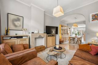 <p><span>De Acaciastraat, een rustige straat (zone 30) in Mechelen-Zuid, waar U nog parkeert zonder schijf. Met een school om de hoek en goede verbindingen, haalt dit huis een haast perfecte Mobiscore van 9,4 op 10. Het werd gerenoveerd met behulp van een architect. Dankzij een goed isolatieniveau beloopt de epc-score  . (label ). In 2018 kreeg het huis nieuwe pvc-ramen, plus afstandsbediende rolluiken in living en master bedroom. In de kelder werd nog zeer recent een nieuwe gasketel geplaatst, met een aparte boiler, voor extra veel warmwatercomfort. De woning met hoge plafonds en karakteristieke bogen is op het gelijkvloers volledig opengewerkt, met een schuifraam dat uitkijkt op 2 terrassen (natuursteen en hout), plus een volledig omheinde tuin. In de living spotten we een mooie marmeren schouwmantel. De open eetkeuken is voorzien van liefst drie koepels, airco (warmtepomp) en een pracht van een installatie, met zwart granieten werkblad en meer dan 10 lopende meter kastruimte. Koken wordt een plezier dankzij de volgende toestellen: vaatwasser, stoomoven, gasvuur met vijf pitten inclusief wokpit, dampkap, Quookerkraan met kokend water, oven en microgolfoven. De badkamer beschikt over acrylbad, douchecabine, hangtoilet en lavabomeubel. De authentieke trappen werden gerenoveerd en veel authentieke deuren behouden. De 4 kamers mogen allen groot worden genoemd, waarbij de master bedroom met airco de grootste is. In de Dennenstraat +18 (op ± 120m) kan een garage van ± 18m² mee aangekocht worden, tegen de prijs van €45.000.</span></p>