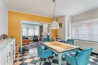 Deze leuke woning is prima gelegen en beschikt over een vlotte verbinding naar Leuven, zowel met de fiets langs het lijnloperspad als met de wagen of het openbaar vervoer. Nabij winkels, sportfaciliteiten, eet- en drankgelegenheden, scholen, ..... en met een oase van rust in en achter de tuin. Fijne plaats om te wonen!<br /><br />Bestaande uit een inkomhal met plaats voor vestiaire en met toegang tot de kelder, een lichtrijke leefruimte met een zit- en een eetplaats, een keuken, een bureau, een wasplaats en een veranda met aansluitend een terras.<br />Op de eerste verdieping zijn 2 ruime slaapkamers, een badkamer en een nachthal voorzien. Onder het dak strekt zich een geïsoleerde zolderruimte dewelke afgewerkt kan worden naar verschillende kamers. De woning beschikt bovendien over een droge bergkelder met een waterverzachter en is uitgerust met 8 zonnepanelen.<br />Naast de woning is een oprit gelegen die uitgeeft op een ruime garage/atelier met een zolderverdiep.<br />De tuin is diep en grenst aan weiland en akkers. Naast een terras bestaat de tuin uit een ruim grasveld, een tuinberging en een kippenren.<br /><br />Indien u deze leuke woning graag bezoekt dan kan u mij steeds bereiken via arnaut@immojanstas.be of op 0495292080.<br /><br />Bijkomende info (EPC, bodemattest, elektriciteitsattest, enz...) kan U hier downloaden ↓