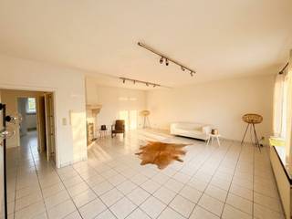<p><strong>BEZOEKAANVRAGEN ENKEL OP AFSPRAAK via stephanie@immodelestre.be.</strong><br />Zeer ruim en rustig appartement te huur, ideaal voor wie op zoek is naar veel wooncomfort en privacy. Je bent bovendien <strong>de enige bewoner</strong> in het gebouw. Het appartement beschikt over een privé inkom met trap naar de bovenverdieping, waar je terechtkomt in een ruime hal met ingemaakte kasten en een apart gastentoilet. Verder zijn er twee super ruime slaapkamers, een lichtrijke living, een afzonderlijke keuken, een badkamer en een praktische bergruimte.<strong> Buiten is er een garagebox naast het gebouw, die inbegrepen is in de huurprijs. </strong>De maandelijkse huur bedraagt € 975. Het appartement is onmiddellijk beschikbaar. Interesse? Neem gerust contact op voor meer informatie of een bezoek. EPC LABEL C. Geen gemeenschappelijke kosten. </p>