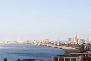 Dit nieuwbouw appartement is gelegen in het bruisende Nieuw Zuid. Deze hotspot biedt tal van leuke horecagelegenheden (zoals Luigi’s, Barchel…), sportinfrastructuur en gezellige parkjes. <br />De buurt staat gekend om zijn moderne en internationale architectuur. Dit is ook te merken in dit gebouw. Vanaf de gemeenschappelijke inkomhal is het oog voor detail te merken. <br /><br />Indeling:<br />Het appartement is gelegen op de elfde verdieping. Binnenkomen doe je via de inkomhal deze is voorzien apart toilet en plaats voor een vestiairekast. Verder ligt de leefruimte met open keuken. Hierin vind je alle nodige toestellen (koelkast, combi-oven, afwasmachine…). Naast de keuken ligt een wasberging. Het appartement heeft verder één slaapkamer en een ensuite badkamer. Deze is voorzien van dubbele lavabo en ruime inloopdouche. <br />Over de gehele breedte van het appartement is er een zeer mooi terras. Aan het woongedeelte is het terras volledig afgesloten voor de seizoenen. In deze wintertuin kan je dan ook het hele jaar door genieten van het prachtige uitzicht. Door de hoge ligging in het gebouw kijk je uit op de volledige scheldenbocht en onze prachtige stad, hiervan gaat je hart sneller slaan!<br /><br />Bijzonderheden:<br />Geschilderd en instapklaar, onmiddellijk beschikbaar<br />Bij het appartement dien je een ondergrondse parking te huren aan 135 euro per maand<br />Maandelijkse kosten 130 euro per maand<br />Alle nutsvoorzieningen met eigen meters. <br />Zeer energiezuinig appartement met EPC A++ label