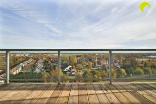 <p><span>Helemaal op het einde van de Fruithoflaan vinden we in residentie "Nirvana" dit volledig gerenoveerd 2 slaapkamer appartement van circa 147 m² op de 11de verdieping. Als jij graag hoog woont en houdt van open, ruime zichten dan is dit appartement écht iets voor jou! Dit is namelijk een zgn "doorzon-appartement"; dankzij de dubbele living geniet je hier van een panoramisch zicht op beide kanten. </span></p><p><span>Dankzij de centrale ligging bevinden winkels, openbaar vervoer, scholen en restaurants zich op wandelafstand en ook een vélo-station is vlakbij. Bovendien ben je met de wagen in enkele minuten op de belangrijkste in- en uitvalswegen. </span></p><p><span>Door de doorgedreven energetische renovatie behaalt het appartement een </span><span>EPC A-label</span><span>. Het heeft een asbestveilig attest en de elektriciteit is conform dus in dit appartement mag je op beide oren slapen!</span></p><p><span> </span></p><p><span>Indeling:</span></p><p><span>Je komt binnen via de inkomhal met veiligheidsdeur, videophone en ingemaakte vestiaire. Links bevindt zich het gastentoilet met afzonderlijk handenwasser. Rechts betreed je de indrukwekkende dubbele leefruimte met open keuken, afgewerkt met een stijlvolle doorlopende eiken parketvloer. De keuken is voorzien van alle comfort: inductiekookplaat, dampkap, vaatwasmachine, ingebouwde koelkast, combi-oven en oven/stoombakoven. De elegante kastenwand bevat een geïntegreerde koffiecorner. Het ruime keukeneiland biedt extra opbergruimte én een gezellige zitruimte. Dankzij de grote schuiframen met driedubbel glas</span><span> </span><span>baadt de leefruimte in natuurlijk licht. Aan beide zijden beschik je over ruime terrassen met een prachtig panoramisch zicht op de omgeving.</span></p><p><span>Via de nachthal bereik je 2 volwaardige slaapkamers, opnieuw met doorlopende parket en een prachtig uitzicht. De master bedroom heeft een ensuite-badkamer met inloopdouche, lavabomeubel, toilet en handdoekradiator.</span></p><p><span>Verder bevinden zich in de nachthal een praktische berging en een aparte wasruimte.</span></p><p><span> </span></p><p><span>Het appartement beschikt verder nog over een dubbele kelderberging.</span></p><p><span>Tot slot wordt een autostaanplaats aangeboden aan €15.000.</span></p><p><span> </span></p><p><span>Graag som ik nog even de troeven voor je op:</span></p><p><span>- Mobiscore 9,2/10</span></p><p><span>- Driedubbel glas</span></p><p><span>- Verwarming en koeling via individuele warmtepomp</span></p><p><span>- Dak vernieuwd conform normen 2020</span></p><p><span>- Panoramisch uitzicht over Antwerpen</span></p><p><span> </span></p><p><span>nuttige informatie:</span></p><p><span>EPC 99 kWh/m² jaar</span></p><p><span>P-score: D  en G: score A</span></p><p><span>Stedenbouw en bodemattest in aanvraag</span></p><p><span> </span></p><p><span>Voor een bezoek ter plaatse kan u ons contacteren op het nummer 03 449 42 41 of mail ons via <span>hallo@habicom.be</span></span></p><p><span>Benieuwd naar de waarde van jouw woning?  Check het gratis op <span>www.watismijnhuiswaard.be</span></span></p>