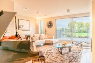 Welkom in de Vossenstraat 70 te Kruibeke. Omgeven door weilanden en vlakbij invalswegen vinden we deze mooie en goed onderhouden woning.We parkeren...