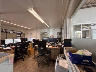 Uitstekend gelegen kantoorruimte van 785 m² langs de bedrijvige Bruggesteenweg, dé belangrijkste invalsweg naar Roeselare en op amper 2 min van...