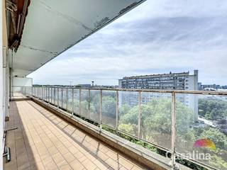 Casalina Real Estate stelt exclusief te koop voor: een appartement van 79 m² (volgens EPC), gelegen op de 10e verdieping van een gebouw uit 1968...