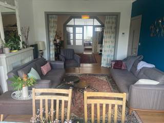 <p><span>CHARMING ONE-BEDROOM APARTMENT IN A SMALL CO-OWNERSHIP</span></p><p><span>Located on the first floor of a small residential building, this pleasant one-bedroom apartment offers a particularly functional layout and a peaceful residential setting, while remaining within easy reach of public transport and everyday amenities.</span></p><p><span>The apartment is arranged over three consecutive rooms. Upon entering, you are welcomed into a pleasant central room that can be arranged as a living area, lounge or cozy sitting room. At the rear, a spacious and bright dining room that is annexed with a fully fitted kitchen. A practical cloakroom with a dedicated laundry area further enhances the functionality and comfort of the apartment.</span></p><p><span>At the front of the property is a spacious bedroom, accompanied by a fully fitted bathroom equipped with a walk-in shower, sink and toilet.</span></p><p><span>The apartment enjoys a pleasant location on a quiet street, while shops, public transport and several parks are all within easy reach. This provides an attractive combination of peace and quiet with excellent accessibility and convenient amenities.</span></p><p><span>The property also benefits from a favorable EPC rating of C and comes with a private cellar, providing additional storage space.</span></p><p><span>A charming, well-designed and comfortable apartment, ideal both as a private residence or as an attractive investment opportunity.</span></p>