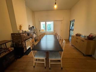 Gezellige stadswoning met 2 slaapkamers en stadstuin nabij het centrum van Mechelen.De woning omvat een zeer ruime inkomhal met toegang tot de woonkamer met recent vernieuwde keuken,veranda, apart toilet, gezellige stadstuin en zeer ruime kelder. De eerste verdieping bestaat uit 2 ruime slaapkamer en een badkamer.Vrij vanaf 01/09/2026