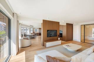 Appartement rénové de 160 m², situé en centre-ville, à quelques pas de la plage et de divers commerces. Composition : hall d'entrée avec vestiaire et toilettes invités. Grand débarras. Salon et salle à manger lumineux, climatisés, avec accès à la terrasse et une belle vue dégagée sur l'avenue Lippens et l'avenue Bayaux. À côté, la cuisine ouverte entièrement équipée avec des appareils Miele et un coin repas. Bureau avec deux lits superposés. Chambre principale avec de nombreux placards intégrés. Salle de bains équipée d'une baignoire, d'une douche, d'un double lavabo et de toilettes. Deux chambres spacieuses. Salle de douche. Hall de nuit avec toilettes séparées et buanderie pratique. Deux caves privatives incluses et local à vélos commun au rez-de-chaussée. Possibilité d'acheter une place de parking à proximité immédiate de l'appartement. La copropriété pense à rénover la façade et les balustrades<br />Meubles compris dans le prix. Contactez Alex Dewulf pour visiter ce magnifique appartement.