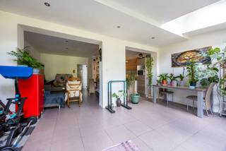 Bent u op zoek naar een gelijkvloers appartement met 1 slaapkamer en ruime tuin (120m²)? Of net naar een ideale investering voor verhuur? Dan...
