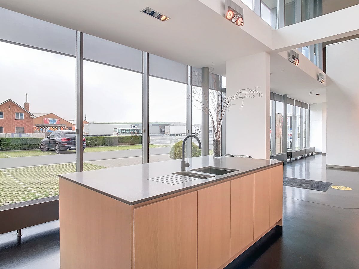 Kantoorruimte langs invalsweg van Roeselare - foto 3