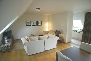 Prachtig Dakappartement met 2 slaapkamers en zuidgericht TERRAS op een uitstekende ligging nabij het centrum van Roeselare. Centraal gelegen dichtbij diverse winkels, openbaar vervoer en op wandelafstand van de Markt. Een ruime en energiezuinige woongelegenheid + Kwalitatieve afwerking en inrichting.   **  + Energielabel B!  **  + Airco en lift aanwezig!  **  + Uitstekende mobiscore  9,2 op 10!  **    **  Omvat een inkom met vestiaire, ruime living met massief eiken parket en een volledig ingerichte open keuken, berging met voorziening wasmachine, 2 slaapkamers, badkamer met ligbad, 2 kelderbergingen met rekken en een zuidgericht terras met uitzicht  **  #leukwonen #roeselare  **    **  Beschikbaar  1 januari 2026