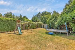 <p>Op een ideale locatie in de wijk De Hoek in Sint-Genesius-Rode bieden wij u deze prachtige Villa van 158 m² aan, gerenoveerd in 2014, op een perceel van 724 m². De woning is als volgt ingedeeld: Op de gelijkvloers: Inkomhal met apart toilet, grote lichtrijke woonkamer, een slaapkamer/kantoor, ruime, volledig uitgeruste keuken en toegang tot de pergola en de prachtige tuin op het zuidoosten. Op de 1e verdieping: 2 grote slaapkamers, een prachtig terras en een badkamer met toilet. Garage voor twee auto’s en een parkeerplaats buiten. EPC: D. Deze woning zal u bekoren door zijn locatie, de kwaliteit van de materialen en de buitenkant! Een must-see.</p>