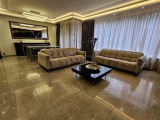 <p><span> </span></p><p><span>Een elegant Bemeubeld en comfortabel appartement dat </span><span>luxe, licht en ligging</span><span> perfect combineert ideaal voor wie stijlvol wil wonen met zicht op het Stadspark.</span></p><p><span>Dit uitzonderlijk </span><span>luxe appartement van 150 m²</span><span> is volledig gemeubeld en afgewerkt met hoogwaardige materialen.</span></p><p><span>De </span><span>lichte living</span><span> is afgewerkt met </span><span>marmeren vloeren</span><span>, </span><span>Natuzzi-meubels</span><span> en een </span><span>gashaard</span><span>, en biedt een </span><span>prachtig uitzicht op het Stadspark</span><span>. Aansluitend bevindt zich de </span><span>gedeeltelijk open keuken</span><span>, volledig uitgerust met moderne elektrische toestellen.</span></p><p><span>De </span><span>master bedroom</span><span> beschikt over een </span><span>dressing</span><span> en toegang tot het </span><span>terras</span><span>, waar een comfortabele </span><span>loungezetel</span><span> uitnodigt om te ontspannen en te genieten van het groen. Daarnaast zijn er </span><span>twee kleinere slaapkamers</span><span>, ideaal als </span><span>kinderkamer</span><span> of </span><span>bureau</span><span>, beide met </span><span>ingebouwde kasten</span><span>.</span></p><p><span>Het appartement heeft </span><span>twee badkamers</span><span>: één met </span><span>inloopdouche</span><span>, één met </span><span>ligbad</span><span>. </span><span>Airconditioning</span><span> zorgt voor optimaal comfort het hele jaar door.</span></p><p><span>Parking</span><span> is beschikbaar voor </span><span>170 per maand</span><span>.</span></p><p><span>VP  2500 /maand</span></p><p><span>Provisie 480 eu/ maand</span></p><p><span>fotos op www.debenes.be</span></p><p><span>info 0495759508   </span></p><p><span>Debora   Freund</span></p><p><span>c</span></p>