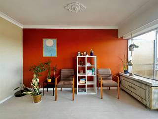 <p><span>In Residentie Talmar II, op een gunstige ligging nabij het centrum van Willebroek en de belangrijkste invalswegen, bevindt zich dit mooi gerenoveerde tweeslaapkamerappartement. Dankzij de vlotte verbindingen ben je snel onderweg, terwijl ook winkels, scholen en het centrum van Willebroek gemakkelijk bereikbaar zijn.</span></p><p><span>Het appartement beschikt over een aangename inkomhal die toegang biedt tot de verschillende leefruimtes. De ruime woonkamer geniet van veel lichtinval en vormt samen met de keuken het hart van het appartement. De oorspronkelijke keuken werd met respect voor het karakter in ere gehouden, maar voorzien van moderne technieken en hedendaags comfort.</span></p><p><span>Via de nachthal bereik je de twee zeer ruime slaapkamers, de badkamer, het apart toilet en de berging. Beide slaapkamers bieden voldoende plaats voor een comfortabel bed, kasten en extra inrichting. De badkamer werd smaakvol vernieuwd en beschikt over een comfortabel bad.</span></p><p><span>Een extra troef zijn de twee terrassen, waardoor je op verschillende momenten van de dag kan genieten van een aangename buitenruimte. Daarnaast bestaat er de mogelijkheid om een garagebox aan te kopen, wat zorgt voor extra parkeergelegenheid en praktische bergruimte.</span></p><p><span>Dit appartement combineert de charme van de oorspronkelijke elementen met een hedendaagse renovatie en biedt dankzij de zeer ruime slaapkamers, aangename leefruimtes, twee terrassen en de mogelijkheid tot aankoop van een garagebox een comfortabele woonomgeving op een centrale en vlot bereikbare locatie in Willebroek.</span></p>
