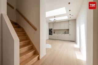 Deze ideale starterswoning woning bevindt zich op een uitstekende locatie, vlak bij het het historische centrum van Gent. Dankzij de centrale ligging zijn winkels, scholen, horecazaken en andere voorzieningen steeds binnen handbereik. De woning werd totaal gerenoveerd, is instapklaar en geschikt voor maximum 2 personen. <br /><br />Je komt binnen in de inkomhal en gaat vervolgens naar de keuken/leefruimte. Verder op het gelijkvloers is er de stijlvolle badkamer met ligbad, inloopdouche, dubbel lavabomeubel en toilet. In de badkamer is er aansluiting voor een wasmachine en droogkast. Apart toilet onder de trap. <br /><br />De eerste verdieping beschikt over een grote slaapkamer met op maat gemaakte inbouwkasten. Op de tweede verdieping bevindt zich een tweede ruime slaapkamer, waar het hoge plafond zorgt voor een extra ruimtelijk gevoel en een aangename lichtinval.<br /><br />Woning voorzien van vloerverwarming en zonnepanelen. <br /><br />Contacteer Top Vastgoed voor een bezoek op 0475 700 700.