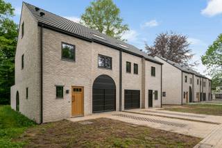 Gelegen op een goed bereikbare locatie, vlakbij invalswegen, winkels en openbaar vervoer bevinden zich deze instapklare en energiezuinige nieuwbouwwoningen. De woningen zijn afgewerkt volgens de laatste normen op gebied van isolatie, energiezuinigheid en comfort.<br />Het project omvat 9 woningen bestaande uit 4 gesloten en 5 halfopen bebouwingen. Elke woning heeft een inpandige garage met privé-oprit een privatieve tuin.<br /><br /><span><strong>Indeling</strong></span>: <br /><span><strong>Gelijkvloers</strong></span>:<br />inkomhal met gastentoilet - leefruimte ingedeeld in een zithoek - eetkamer en open ingerichte keuken met eiland - aangrenzend toegang tot de berging/wasplaats en de inpandige garage<br /><br /><span><strong>Verdieping 1:</strong></span> <br />overloop met toegang tot 3 kamers - badkamer 1 uitgerust met dubbele lavabo - ligbad - inloopdouche en toilet<br /><br /><span><strong>Verdieping 2: </strong></span><br />overloop met toegang tot 1 grote kamer - badkamer 2 uitgerust met lavabo - inloopdouche en toilet en een aparte berging.<br /><br /><span><strong>Bijzonderheden</strong></span>:<br />- zeer energiezuinig<br />- verwarming met warmtepomp<br />- zonnepanelen<br />- 3-voudige beglazing<br />- PVC - ramen<br />- veiligheidsdeuren<br />- hoge isolatiegraad en luchtdichtheid<br /><br />Voor bijkomende informatie en/of een geheel vrijblijvend bezoek gelieve contact op te nemen met ons kantoor - info@waterhuys.be - www.waterhuys.be/nieuwbouwprojecten - Vg-Wp-Gvv-Gvkr-Gmo-Gworg.