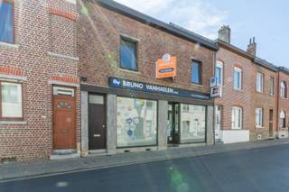 Een ruim (190m²) en strategisch gelegen pand (kantoor/handel + ruime woonst) met oa. 4 slaapkamers + zuidgerichte tuin. Gelegen nabij station...