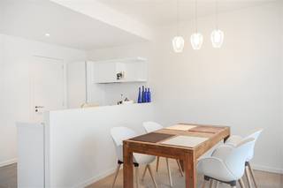 Prachtig nieuwbouw appartement (CA 85m2) met ruim terras, gelegen in de hippe en trendy buurt nabij het MAS, 't Eilandje! "Residentie Westkaai" is rustig gelegen, doch op wandelafstand van de binnenstad en op een boogscheut van alle belangrijke invalswegen! Vanop de 11de verdieping kan u genieten van een adembenemend uitzicht over het Kattendijkdok! In de nabije omgeving vindt u het openbaar vervoer - warme bakker - beenhouwer- supermarkt en tal van gezellige horecagelegenheden. Het appartement beschikt over 2 slaapkamers - inkomhal - apart toilet - badkamer met ligbad/ douche en een mooie woonkamer met veel lichtinval en een open keuken met berging! Ondergrondse staanplaats te verkrijgen aan €100/ maand - Maandelijkse kosten €100 ( excl verwarming, elektriciteit en water) Ondergrondse berging inbegrepen! Beschikbaar vanaf 15/07/2026.Telefonisch worden er geen afspraken ingepland. Gelieve te reageren via het contactformulier.