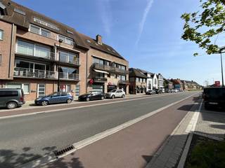 Prachtig appartement in het centrum van Oostrozebeke. Inkomhal met afzonderlijk gastentoilet, ruime living met uitzicht op een mooi terras. Terras...