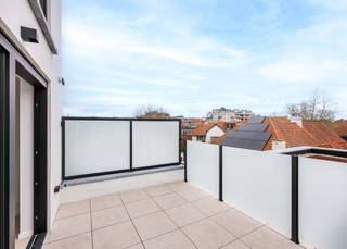 <strong>Residentie Cléo, Koksijde-Bad – Prachtig, volledig gerenoveerd duplex-appartement met 3 terrassen in hartje Koksijde. </strong><br /><br />Op zoek naar een lichtrijk, volledig gerenoveerd appartement op wandelafstand van alles wat Koksijde-Bad te bieden heeft? Dit prachtige duplex op de 2e verdieping (met lift) combineert modern comfort met een uitstekende energieprestatie (E-peil 30).<br /><br />De ruime leefruimte baadt in het licht en geeft toegang tot een aangenaam terras van 14m². De open, volledig uitgeruste keuken met aanpalend terras sluit naadloos aan op het woongedeelte. Via de trap bereikt u de bovenverdieping met nachthal, 2 slaapkamers – waarvan één met toegang tot een heerlijk zonnig terras van 18m² – en een verzorgde badkamer met ligbad, inloopdouche en lavabo in meubel, plus een apart toilet. Een ruime privatieve berging op het gelijkvloers is inbegrepen in de prijs.<br /><br />De volledige residentie en dit pand ondergingen een grondige, kwalitatieve renovatie: nieuwe condensatieketel op aardgas, videofoon, nieuwe beglazing en schrijnwerk, gevel-, vloer- en dakisolatie, vernieuwde elektriciteit en leidingen, zonnepanelen en een nieuwe lift. <br /><br />(Foto's met meubilair zijn ter illustratie.)<br /><br />Wilt u deze bezichtigen? Neem snel contact op, panden zoals dit blijven niet lang beschikbaar!
