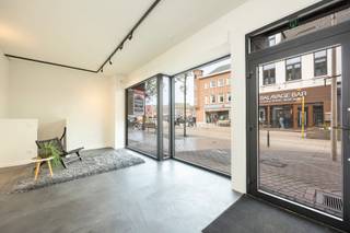 NIVEAU 0Winkel ca. 29m² (bruikbare vloeroppervlakte volgens EPC):Etalagebreedte ca. 6m.Plafondhoogte ca. 3m.NIVEAU -1Stockageruimte ca. 21m²:Voorzien...