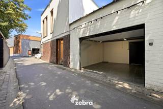 Exclusief gerenoveerde woning met kwalitatieve materialen gelegen op een vlot bereikbare locatie, dichtbij winkels, scholen, openbaar vervoer en belangrijke invalswegen.<br /><br />TROEVEN:
<ul>
	<li>Hoogwaardige totaalrenovatie</li>
	<li>160 m² bewoonbare oppervlakte</li>
	<li>4 grote slaapkamers</li>
	<li>Warmtepomp, airco units en zonnepanelen</li>
	<li>Garage met uitweg én codeklavier</li>
	<li>EPC-Label A (E50)</li>
	<li>Aankoop onder 2% registratierechten (enige en eigen woning)</li>
</ul>
<br />Bij het betreden van de woning komt u terecht in de inkomhal met gastentoilet. Verder bevindt zich de lichtrijke leefruimte die naadloos aansluit op de volledig uitgeruste keuken, voorzien van alle hedendaagse comfort.<br /><br />Op de eerste verdieping vindt u de nachthal, twee volwaardige slaapkamers en een moderne badkamer uitgerust met een dubbele lavabo en een ruime inloopdouche. Daarnaast is er op deze verdieping een apart toilet aanwezig.<br /><br />De tweede verdieping beschikt over nog twee ruime slaapkamers, waardoor deze woning perfect geschikt is voor een gezin of voor wie extra ruimte wenst voor een bureau of hobbykamer.<br /><br />Buiten geniet u van een volledig omheinde, onderhoudsvriendelijke tuin met een zonnige zuidwestoriëntatie en een gezellig terras waar het heerlijk vertoeven is.<br />Bovendien beschikt de woning over een garage.<br /><br />Garage bij aan te kopen: €30.000.<br /><br />Grondplannen en postinterventiedossier ook beschikbaar.<br /><br /><strong>Ook wild geworden van deze thuis?<br />Twijfel dan niet langer en leg vandaag nog uw bezoek vast!</strong>