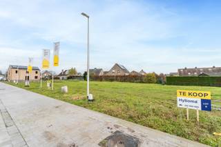 Realiseer jouw droomwoning in Kortemark.
Ben je op zoek naar een bouwgrond voor open bebouwing in Kortemark? Ontdek deze bouwgrond aan de Sneppestraat: hier woon je vlak bij het centrum, met alles binnen handbereik: winkels op slechts 1 km, scholen (basis- en secundair onderwijs) op 600 m, en openbaar vervoer met een bushalte op 450 m en het station op 1,3 km afstand. Je vindt de ingang van de verkaveling ter hoogte van Sneppestraat 48.

Dit villaperceel van 514 m² biedt volop mogelijkheden om jouw ideale woning te realiseren. Of je nu kiest voor één of twee bouwlagen, een vlak of hellend dak – wij bouwen jouw nieuwe, energiezuinige woning volledig op maat én tegen een vaste prijs.

Laat je inspireren!
Neem contact met ons op om de mogelijkheden te ontdekken. Vraag bovendien jouw gratis inspiratieboek aan: 250 pagina's boordevol woonideeën, handige tips en praktische plannen.