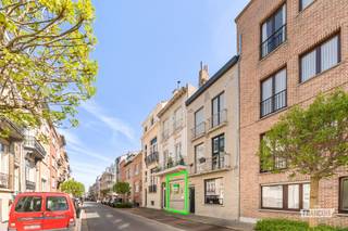 Bent u op zoek naar een woning te koop in Blankenberge met karakter en tal van mogelijkheden? Dit ruime appartement in de Sergeant de Bruynestraat biedt een uitzonderlijke kans voor wie op zoek is naar een uniek project nabij het centrum van Blankenberge. <br /><br />Met een oppervlakte van 127 m² biedt dit appartement een zee aan ruimte en potentieel. De woonst straalt een warme, licht-landelijke sfeer uit met subtiele retro invloeden. Bij het binnenkomen komt u terecht in de charmante leefruimte die naadloos overvloeit in de open keuken. De ruime badkamer zorgt samen met de drie slaapkamers voor het nodige wooncomfort. Daarnaast beschikt het appartement over een ruime, polyvalente ruimte die volledig naar eigen wens kan worden ingericht, aangevuld met een aanpalende badkamer. De ruime bergplaats met toegang tot de koer, aangevuld met een kelder, zorgen voor uitgebreide opslagmogelijkheden. Dankzij de tweede ingang biedt deze woning bovendien de mogelijkheid tot opdeling in twee woonunits.<br /><br />De ligging in de Sergeant de Bruynestraat, op wandelafstand van het centrum van Blankenberge, maakt dit een uitgelezen kans. Interesse in deze ruime woning te koop met unieke mogelijkheden? Vraag vandaag nog uw bezoek aan via Immo Francois Blankenberge. <br /><br />Woning verkopen in Blankenberge? Vraag je gratis schatting aan bij Immo Francois via iben@immofrancois.be.<br /><br />
