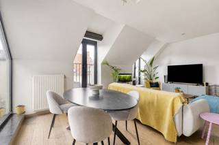 Centraal gelegen, in de historische binnenstad vinden we dit recent duplex-appartement. Aparte inkomhal met ingemaakte vestiairekasten. Ruime woon- en leefruimte (ca. 33m²) op een lichte parketvloer. Aparte eethoek (ca. 9m²) die eveneens toegang geeft tot het zonnige terras aan de voorzijde. Open ingerichte keuken voorzien van kwaliteitsvolle Miele toestellen (keramische kookplaat, koelkast met vriesvak, combi-oven en vaatwasser). Apart gastentoilet aanwezig. <br /><br />Op het verdiep 2 volwaardige slaapkamers (ca.13-11m²) die beiden toegang geven tot het tweede terras. Moderne badkamer met douche, enkele wastafel met meubel, toilet en aansluiting voor wasmachine en droogkast. Privatieve kelderberging. Vlakbij buurtwinkels, supermarkt, openbaar vervoer en universiteit.<br /><br />Ideaal voor co-housing. Beschikbaar vanaf 01/09/2026 en geschikt voor maximum 3 personen. Gunstige EPC score !