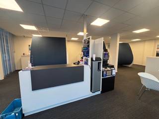 Bureau d'environ 193 m² à louer à Courtrai. Le bâtiment est situé sur une route d'accès à Courtrai et bénéficie d'une...