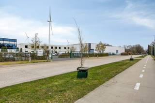 Ce centre de distribution récent est situé à Dilsen-Stokkem, stratégiquement situé entre l'E314 et la frontière néerlandaise, avec une combinaison d'environ 20 000 m² d'espace d'entrepôt et de bureaux en option. Grâce à la connexion directe à l'E314, ce site bénéficie d'une excellente accessibilité aux principaux centres logistiques de Belgique et de la région frontalière avec les Pays-Bas.<br /><br />L'entrepôt a une superficie d'environ 20 000 m² et convient à diverses activités logistiques. De plus, des places de parking sont prévues sur le site et il est possible de louer des bureaux supplémentaires.<br /><br />Spécifications<br /><br />- hauteur libre : env. 4,5 m à 8 m<br />- possibilité de quais de chargement<br />- 5 portes sectionnelles<br />- bonne accessibilité pour le trafic de marchandises<br /><br />Le bâtiment est immédiatement disponible et constitue une opportunité intéressante pour les entreprises à la recherche d'un espace logistique stratégiquement situé dans le Limbourg.<br /><br />Intéressé ?<br />jeroen.saenen@hotmail.com - 0472 18 38 10