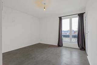 Dit verzorgd appartement combineert een aangename lichtinval met een praktische indeling en een opvallend ruim terras van 21 m². Ook de ligging is bijzonder handig: winkels, horeca, openbaar vervoer en dagelijkse voorzieningen bevinden zich vlot binnen bereik, terwijl zowel Antwerpen-Berchem als het stadscentrum goed bereikbaar zijn. Zo woont u centraal, met alles dichtbij en toch met een fijne buitenruimte als extra troef.<br /><br /><strong>Indeling</strong><br />Via de hal bereikt u de zonnige woon- en eetkamer, die dankzij de natuurlijke lichtinval een frisse en aangename sfeer heeft. Aansluitend bevindt zich de keuken, uitgerust met gasfornuis, oven, dampkap en spoelbak.<br />Verder beschikt het appartement over een ruime slaapkamer en een nette badkamer met douche, toilet en lavabo in meubel.<br />Er is een terras van ±21 m², dat een mooi open en panoramisch zicht over de stad biedt. Een aangename plek om buiten te zitten en tegelijk een gevoel van ruimte aan het appartement toevoegt.<br /><br /><strong>Bijzonderheden</strong><br />Inclusief private kelder, hoogrendementsbeglazing in PVC en individuele centrale verwarming op gas. Ook de lage gemeenschappelijke kosten vormen een praktische troef.<br /><br />Een fris en verzorgd stadsappartement met een sterke ligging en een buitenruimte die het verschil maakt.<br /><br />Elektrische keuring in aanvraag.<br /><br />Dit appartement valt onder de renovatieverplichting: Nieuwe eigenaars van energieverslindende woongebouwen (met een EPC-label E of F) worden verplicht om binnen de 6 jaar na aankoop energetisch te renoveren tot minimaal EPC-label D.<br />https://www.vlaanderen.be/bouwen-wonen-en-energie/kopen-en-verkopen/een-huis-of-appartement-kopen/renovatieverplichting-voor-residentiele-gebouwen<br /><br /> 