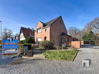 <p><span>Prachtige woning in Tessenderlo met ruime woonoplossing en praktische buitenruimtes. Deze gezinswoning biedt drie slaapkamers, een aangename leefruimte een knap afgewerkte keuken. Heel geschikt voor wie comfort, ruimte en groen vlakbij zoekt.</span></p><p><span> </span></p><p><span>Belangrijkste kenmerken</span></p><p><span>- Drie slaapkamers op de bovenverdieping, waaronder een twee ruime slaapkamers en één kleine kinderkamer;</span></p><p><span>- Gelijkvloerse badkamer met ligbad, douche en wastafel, plus een aparte toiletruimte voor extra comfort;</span></p><p><span>- Ruime, lichte woonkamer;</span></p><p><span>- Volledig uitgeruste keuken met voldoende kastruimte, werkblad en ontbijthoek;</span></p><p><span>- De achterbouw (tuinkamer) is de ideale plaats voor speelhoek, home office, tweede zithoek,  extra opslagruimte,....;</span></p><p><span>- Verwarming op gas inclusief radiatoren is volledig vernieuwd in 2013;</span></p><p><span>- Buitenruimte met westelijk georiënteerde terras en een verzorgde tuin, ideaal voor zomeravondjes, barbecues en speelmomenten voor kinderen;</span></p><p><span>- Ruime parkeergelegenheid op eigen terrein via een grote oprit, plus een garage en een carport;</span></p><p><span>- Carport en garage bieden niet alleen veel bergruimte maar er is ook een mancave voorzien (momenteel ingericht als muziekstudio);</span></p><p><span>- Uitbreidingsmogelijkheden zijn mogelijk rechts van de woning, wat zeker kansen biedt voor toekomstige uitbreiding of aanpassingen naar behoefte (in overleg met de lokale voorschriften);</span></p><p><span> </span></p><p><span>Ligging en meerwaarde:</span></p><p><span>- Gelegen in Tessenderlo, een aangename woonomgeving met gemakkelijke toegang tot lokale voorzieningen, winkels, scholen en openbaar vervoer.</span></p><p><span>- Het huis combineert een praktische indeling met voldoende leefruimte en flexibiliteit, zodat u snel kunt verhuizen en genieten van uw nieuwe thuis.</span></p><p><span> </span></p><p><span>Interesse in deze woning? Neem contact op om een bezoek te plannen. </span></p><p><span>Bel Immodiest op 013/31.25.22, wij helpen u verder met glimlach.</span></p>