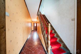 <p>We Invest Ciney Haute-Meuse presenteert u in Beauraing deze ruime te renoveren twee-onder-een-kapwoning op een perceel van 3 are 67. Deze woning is ideaal gelegen in de directe omgeving van scholen, winkels en openbaar vervoer en bestaat op de begane grond uit een hal, een eetkamer, een keuken en een ruime woonkamer. Op de verdieping bevinden zich een badkamer met ligbad en vier grote slaapkamers. De ruime zolder is in te richten en biedt plaats aan extra slaapkamers of uw persoonlijke ruimte. Het huis heeft ook een kelder, een terras en een tuin, wat zeldzaam is in het centrum van de stad. Technische informatie: PVC-ramen met dubbele beglazing en handbediende luiken, elektriciteit niet conform, water- en verwarmingsaansluiting moet worden voorzien. EPC=E (677 kWh/m2.jaar) unieke code 20180328024930. Dit is een prachtige kans om een gezond huis op een uitstekende locatie te kopen voor uw nieuwe levensproject met uw gezin of als zelfstandige. Wilt u meer weten? Neem dan contact op met onze makelaar Cécile op 0470/823943 - cecile.v@weinvest.be</p>
