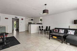 Energiezuinig en goed onderhouden appartement met terras in hartje Beerse <br /><br />Dit ruime en zeer verzorgde appartement bevindt zich op de tweede verdieping van een kleinschalig en stijlvol gebouw in het centrum van Beerse. Dankzij de gunstige ligging combineer je hier een rustige woonomgeving met alle faciliteiten op wandelafstand.<br /><br />De inkomhal leidt naar een lichtrijke leefruimte met een open, volledig geïnstalleerde keuken. Verder biedt het appartement een badkamer, apart toilet, twee slaapkamers, een handige wasplaats en een aangenaam terras waar je in alle rust kan genieten.<br /><br />Het appartement beschikt bovendien over een garagebox die verplicht dient aangekocht te worden voor €15000 <br /><br />Met zijn energiezuinige karakter en huidige verhuur is dit een uitstekende opportuniteit, zowel voor wie op zoek is naar een kwalitatieve woonst als voor wie wil investeren in een zorgeloos opbrengsteigendom.<br /><br />Comfort, onderhoudsgemak en een centrale ligging maken dit appartement tot een absolute aanrader.<br /><br />Meer info? contacteer snel Domestic makelaars op 014 61 03 86 en plan je bezoek in.