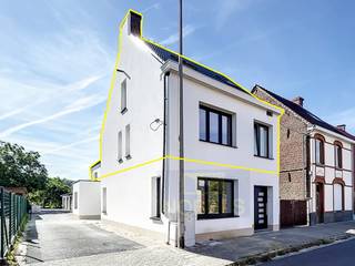 <strong>RUIM EN INSTAPKLAAR DUPLEX APPARTEMENT MET HEEL ZONNIG en GROOT DAKTERRAS! </strong>Situeert zich in <strong>ENAME ,</strong>deelgemeente van Oudenaarde. Werd <strong>VOLLEDIG GERENOVEERD</strong> in <strong>2022</strong>!  Maakt deel uit van een kleinschalig gebouw van 2 appartementen, dus <strong>GEEN SYNDICUS AANWEZIG! </strong>Dit appartement met<strong> 3 SLAAPKAMERS </strong>heeft een <strong>BEWOONBARE OPPERVLAKTE VAN maar liefst 137M²</strong> en werd helemaal omgetoverd tot een <strong>MODERNE, LICHTRIJKE EIGENDOM met heel wat potentieel ! </strong><br />Indeling: via de hall heeft u toegang tot de ruime open leefruimte met modern ingerichte open keuken. Verder bevinden zich op deze verdieping 2 slaapkamers en een ingerichte badkamer. Op de 2de verdieping bevindt zich een verrassende ruime masterbedroom met ensuite badkamer. <br /><br /><strong>!!EXTRA TROEF: MOGELIJKHEID TOT AANKOPEN VAN een AFGESLOTEN GARAGEBOX VOOR €25.000!! (of meerdere boxen ) </strong><br /><br />Onmiddellijk beschikbaar!<br /><br />Adres: Sint-Laurentiusstraat 67 bus 201 te Oudenaarde<br /><br />EPC: 149kWh/m²; G-score A en P-score C