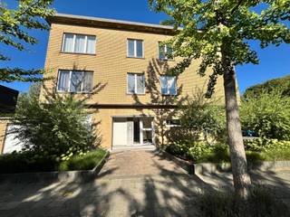 Gelijkvloers appartement met 3 kamers, tuin, garage. Dit verrassend ruim appartement beschikt over een aangename leefruimtes, meerdere slaapkamers en/of multifunctionele kamers, een ingerichte badkamer met ligbad met inclusief douche, apart toillet. De grote raampartijen zorgen voor een fijne natuurlijke lichtinval en achteraan is er rechtstreeks contact met de tuin. De ruime garage biedt bijkomende opslagmogelijkheden en doet momenteel eveneens dienst als wasplaats. Dit appartement is heden verhuurd en bewoond door huurders. Hierdoor geven de huidige foto's een bewoonde indruk, maar de ruimtes bieden heel wat mogelijkheden om de woning naar eigen smaak in te richten.Troeven: ruime indeling, veel lichtinval, tuin, garage, praktische bergruimte en verschillende multifunctionele kamers.Een interessante appartement op een fijn locatie! Heeft u bijkomende vragen? Surf naar www.abricasa.be en plan jouw afspraak in samen met onze digitale assistente Alice!Abricasa – Vastgoed voor generaties: Jouw vastgoedpartnerWil je jouw eigendom verkopen of zoek je een vastgoedmakelaar voor verhuur of beheer?Abricasa biedt persoonlijke begeleiding bij al uw vastgoedvragen, van begin tot eind. Leer ons kennen!