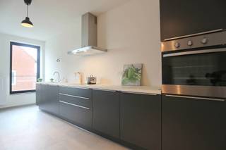 Aangenaam gelijkvloers appartement met twee slaapkamers en twee terrassen. Het bestaat uit een inkomhal, een toilet met wastafel, een woonkamer met open keuken met terras, 2 slaapkamers waarvan één met terras, een badkamer (inloopdouche, bad en spiegelkast met 2 wastafels), en een grote wasruimte. Centrale verwarming met condensatieketel op gas. Hoogwaardige isolerende beglazing. Mechanisch ventilatiesysteem met warmteterugwinning. Het appartement is akoestisch geïsoleerd en afgewerkt met duurzame en hoogwaardige materialen. Apart verkrijgbare kelders en ondergrondse parkeerplaatsen. De locatie biedt vele voordelen: Het kanaal Brussel-Charleroi, met veilige en aangename fiets- en wandelroutes, is vlakbij. Toegangswegen naar de Brusselse ring en de E429 zijn gemakkelijk bereikbaar. Er is ook uitstekende toegang met het openbaar vervoer. De bushalte is in de buurt en het station van Halle is ook gemakkelijk bereikbaar. Scholen bevinden zich in de buurt en het centrum van Halle, met zijn winkels en restaurants, is gemakkelijk bereikbaar. In dit gebouw zijn andere appartementen van verschillende afmetingen en afwerkingen beschikbaar. 6% BTW! Meer informatie over de voorwaarden bij het agentschap.