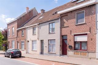 DISCOVERY DAY: Zat. 26/09 van 10u - 12u. Kom als eerste deze woning ontdekken! Opgelet, enkel op afspraak.www.wolvestraat108.beVolledig instapklare gezinswoning mét tuin.Op zoek naar een ruime, volledig instapklare gezinswoning mét 4 slaapkamers op een toplocatie? Deze verzorgde woning combineert comfortabele leefruimtes met een prachtig aangelegde tuin, ideaal om in alle rust te genieten. Gelegen in een rustige straat, op wandelafstand van het AZ Glorieux, de Kleine en Grote Markt en vlakbij scholen, winkels en alle dagelijkse voorzieningen. De uitstekende ligging en het instapklare karakter maken van deze woning de ideale thuis voor elk gezin. Plan vandaag nog uw bezoek en laat u aangenaam verrassen!