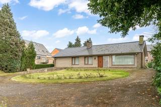 <p><span>Op te frissen gelijkvloerse woning met 3 slaapkamers gelegen op een ruim perceel van 12a99ca in het centrum van Oostham.</span></p><p><span> </span></p><p><span>Belangrijkste troeven:</span></p><p><span>- Centrale ligging in het centrum van Ham in zo in de nabijheid van winkels, scholen, eetgelegenheden,</span></p><p><span>- Op te frissen gelijkvloerse woning</span></p><p><span>- 3 slaapkamers</span></p><p><span>- Volledig onderkelderd</span></p><p><span>- ZO georiënteerde tuin</span></p><p><span>- Alarm</span></p><p><span>- Dak vernieuwd</span></p><p><span>- Ondergrondse garage</span></p><p><span> </span></p><p><span>Bekijk zeker ook de foto's en de grondplannen met de afmetingen. Zo krijgt u van thuis uit al een perfect beeld van wat deze woning te bieden heeft!</span></p><p><span> </span></p><p><span>Wenst u meer info of een vrijblijvende bezichtiging, contacteer dan ons kantoor op het nummer 011 85 15 15 en wij helpen u graag verder.</span></p>