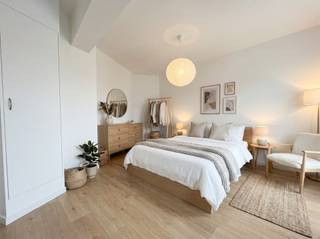 Volledig ingericht appartement bestaande uit een living met open ingerichte keuken, 2 slaapkamers en een badkamer met douche.<br />Verder is er een berging en een klein koertje. Alle gordijnen blijven hangen en kleine huisdieren zijn toegelaten.