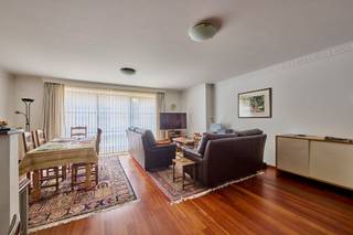 Ruim 1-slaapkamerappartement van 102 m² in hartje Lommel
Op zoek naar een instapklaar appartement met verrassend veel ruimte? Dan is dit verzorgde appartement in het centrum van Lommel zeker een bezoek waard. Met een bewoonbare oppervlakte van maar liefst 102 m², een ondergrondse garage én een extra berging, geniet u hier van alle comfort op een toplocatie. Bovendien is het appartement eventueel over te nemen met een betrouwbare huurder, waardoor het ook een interessante investeringsmogelijkheid vormt.