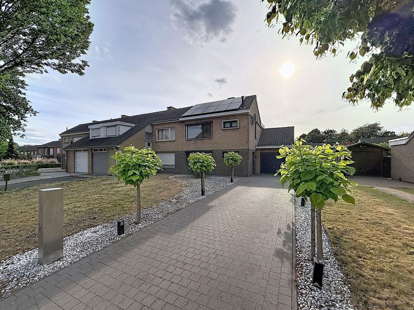 Instapklare gezinswoning met 3 slpkrs, garage en tuin - foto 1