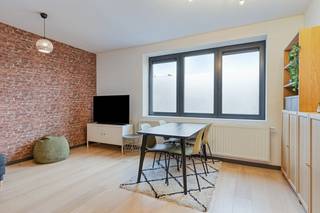 Vous entrez dans l'appartement confortable par les escaliers et entrez dans le salon avec un beau parquet. L'espace de vie et la cuisine ouverte...