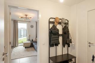 Dit instapklare gelijkvloers appartement (bouwjaar 2019) biedt een combinatie van modern comfort, energiezuinigheid en een uitstekende ligging in...