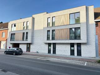 Volledig afgewerkt en instapklaar appartement met ruim terras en privatief tuintje.Oplevering bij akte.Indeling: er is een inkomhal die toegang geeft...