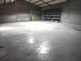 Loods met een oppervlakte van +/- 250 m². De loods is toegankelijk via een manuele sectionale poort (met deur), heeft een betonvloer, verlichting...