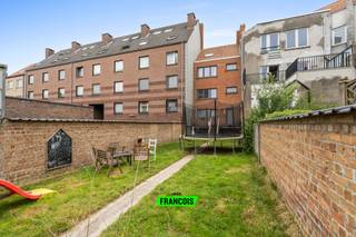 Instapklare, energiezuinige bel-etagewoning in de Vuurtorenwijk (Oostende) met 4 slaapkamers<br /><br />Bent u op zoek naar een ruime, verzorgde en instapklare gezinswoning? Dan is deze bel-etage in de populaire Vuurtorenwijk zeker een bezoek waard. Daarenboven betreft het een energiezuinig pand die aan al het modern wooncomfort voldoet. <br /><br />Op het gelijkvloers beschikt de woning over een praktische berging en een ruime garage met sectionale poort. Vanuit de garage heeft u rechtstreeks toegang tot de zonnige tuin, ideaal voor gezinnen en hobbyisten.<br /><br />De eerste verdieping omvat een gastentoilet, een lichtrijke leefruimte en een functionele keuken waar gezelligheid centraal staat.<br /><br />Op de tweede verdieping bevinden zich twee ruime slaapkamers, een badkamer met toilet en een extra berging. Deze berging biedt bovendien de mogelijkheid om een bijkomende slaapkamer te creëren. Momenteel bevindt zich hier de vaste trap naar de zolderverdieping.<br /><br />De volledig gerenoveerde zolder werd optimaal ingericht en biedt plaats aan twee extra kamers, waardoor de woning over uitzonderlijk veel ruimte beschikt voor een groot gezin, thuiswerk of hobbyruimtes.<br /><br />Deze woning werd doorheen de jaren met zorg onderhouden en stelselmatig gerenoveerd. Dankzij de energetische renovatiewerken geniet de woning een zeer gunstig EPC label B!<br /><br />Enkele gedane werken: <br /><br />Een verwarmingsketel van slechts 5 jaar oud<br /><br />Vernieuwde dakgoten<br /><br />Nieuwe vloeren<br /><br />Diverse renovatiewerken uitgevoerd doorheen de jaren<br /><br />Conforme elektrische installatie<br /><br />Dankzij de vele verbeteringen verkeert de woning momenteel in instapklare staat. Met haar royale woonoppervlakte, praktische indeling en uitstekende ligging in de Vuurtorenwijk vormt deze woning een ideale thuis voor wie op zoek is naar comfort en ruimte.<br /><br />Contacteer ons vandaag nog voor een bezoek en ontdek zelf de mogelijkheden die deze ruime gezinswoning te bieden heeft.<br /><br />